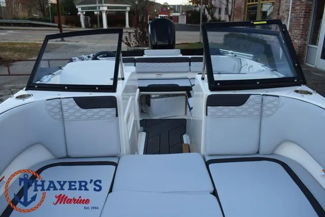 Slide: The Image of Bayliner M17 2025 - 15