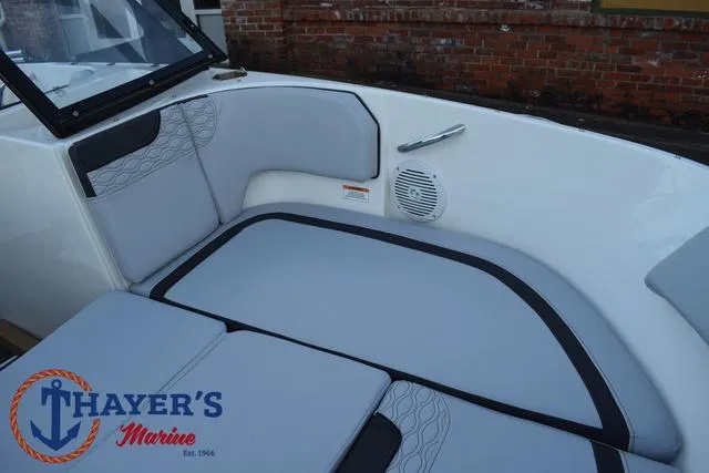 Slide: The Image of Bayliner M17 2025 - 16