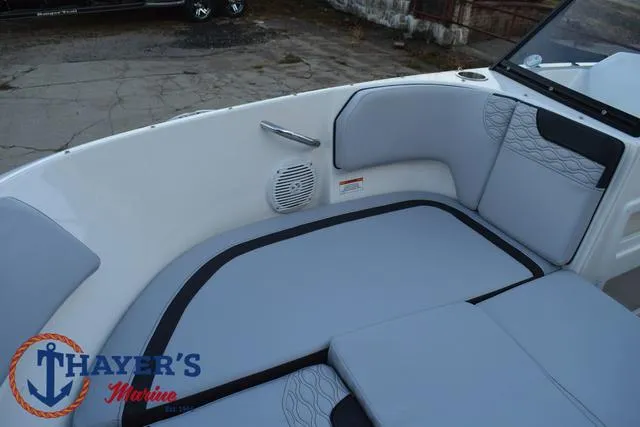 Slide: The Image of Bayliner M17 2025 - 17