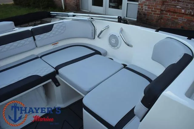 Slide: The Image of Bayliner M17 2025 - 18