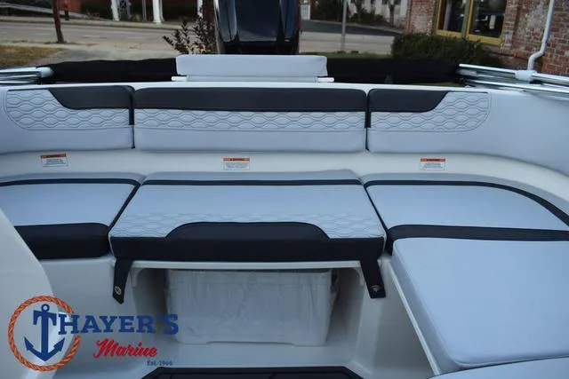 Slide: The Image of Bayliner M17 2025 - 19