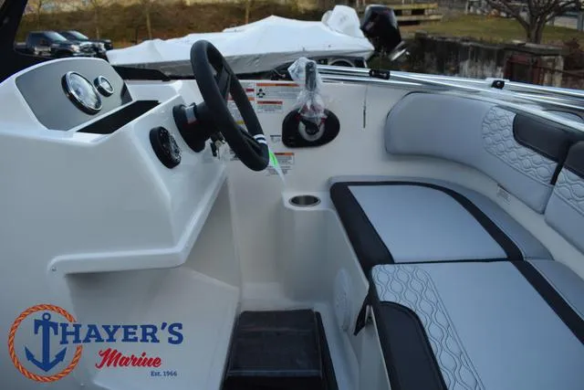 Slide: The Image of Bayliner M17 2025 - 20