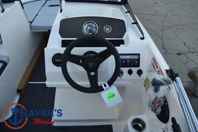 Slide: The Image of Bayliner M17 2025 - 24