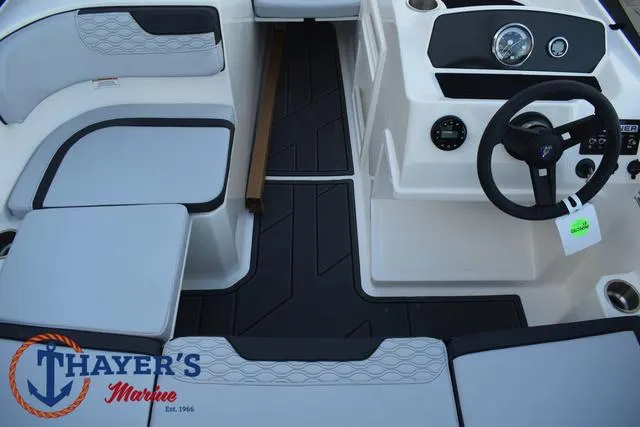 Slide: The Image of Bayliner M17 2025 - 25