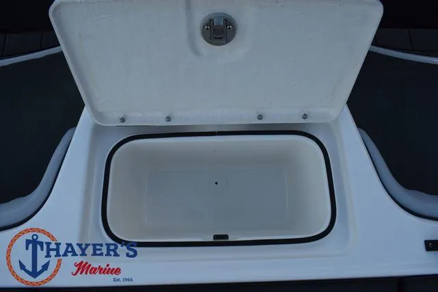 Slide: The Image of Bayliner M17 2025 - 27