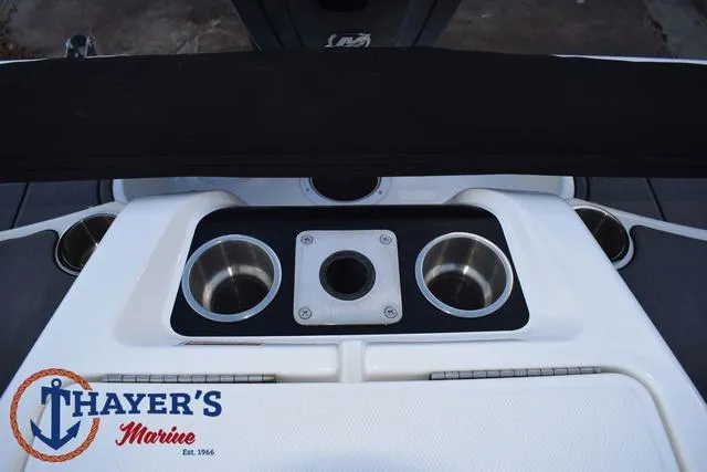 Slide: The Image of Bayliner M17 2025 - 28