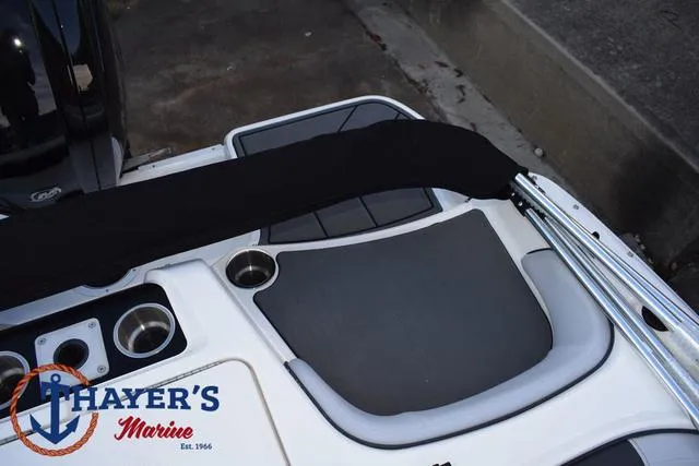 Slide: The Image of Bayliner M17 2025 - 29