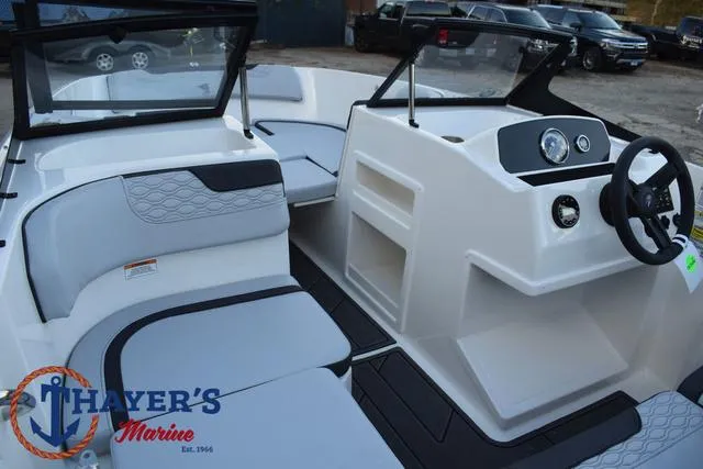 Slide: The Image of Bayliner M17 2025 - 32