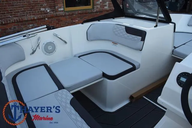 Slide: The Image of Bayliner M17 2025 - 33