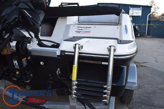 Slide: The Image of Bayliner M17 2025 - 34