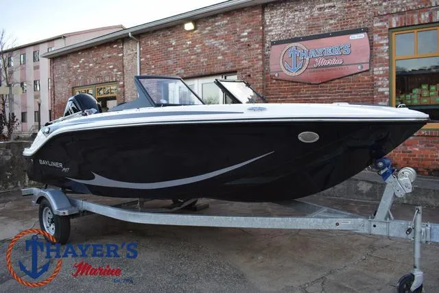 Slide: The Image of Bayliner M17 2025 - 36