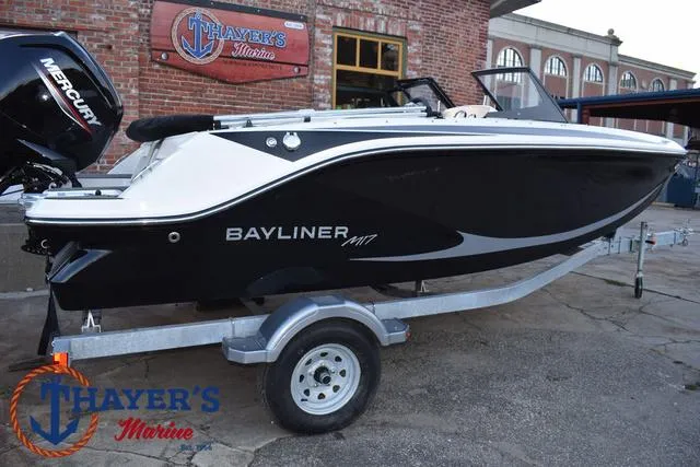 Slide: The Image of Bayliner M17 2025 - 37