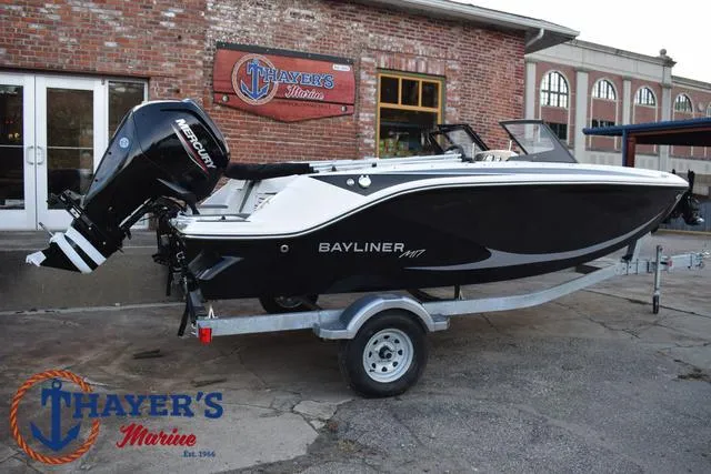 Slide: The Image of Bayliner M17 2025 - 38