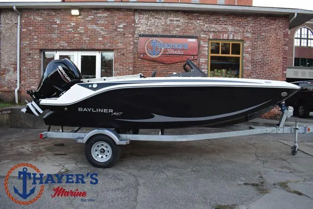 Slide: The Image of Bayliner M17 2025 - 39