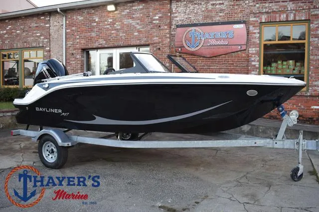 Slide: The Image of Bayliner M17 2025 - 40