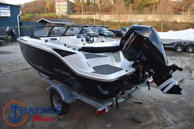 Slide: The Image of Bayliner M17 2025 - 6