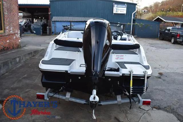 Slide: The Image of Bayliner M17 2025 - 7