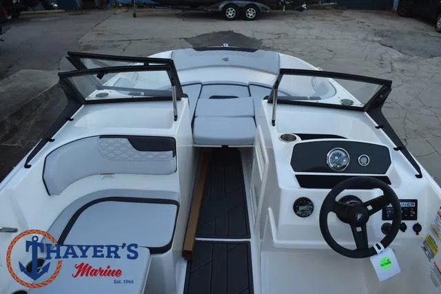 Slide: The Image of Bayliner M17 2025 - 8