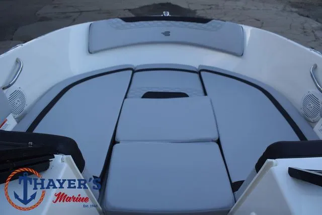 Slide: The Image of Bayliner M17 2025 - 9