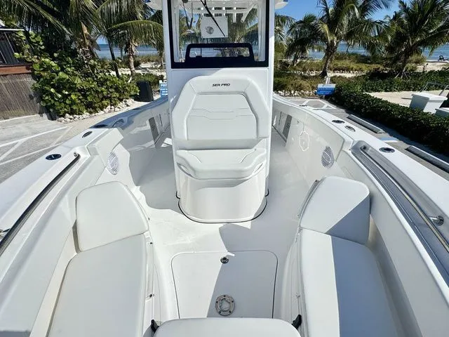 Slide: The Image of Sea Pro 242 Sport CC 242CC Center Console 242Sport 2025 - 15