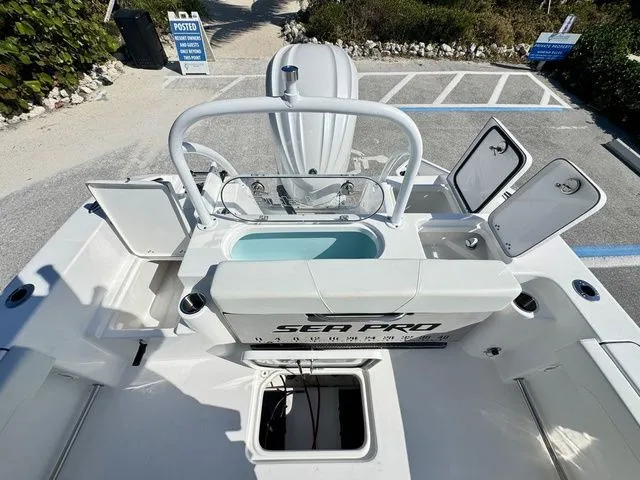 Slide: The Image of Sea Pro 242 Sport CC 242CC Center Console 242Sport 2025 - 7