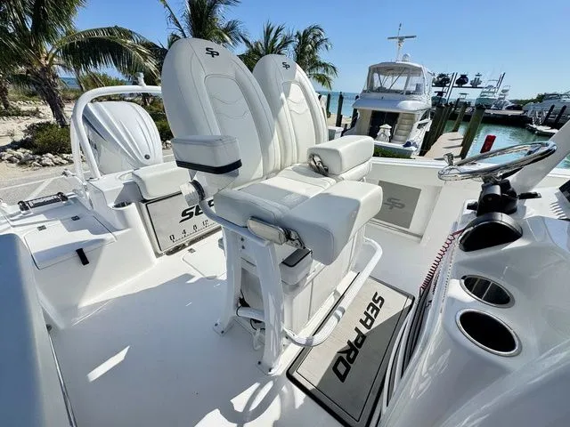 Slide: The Image of Sea Pro 242 Sport CC 242CC Center Console 242Sport 2025 - 9