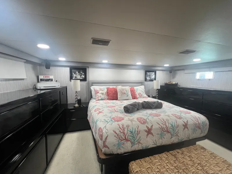 Slide: The Image of Hatteras 70 Cockpit Motor Yacht 1990 - 86