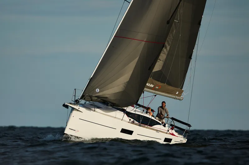 Slide: The Image of Maxus 35 - 1