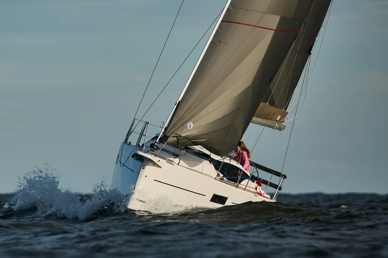 Slide: The Image of Maxus 35 - 3