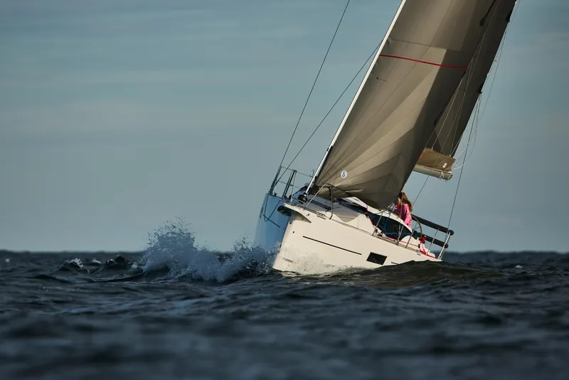 Slide: The Image of Maxus 35 - 7