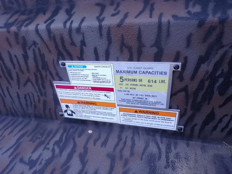 Slide: The Image of Xpress H18DB 2025 boat capacity and safety warning labels. - 4