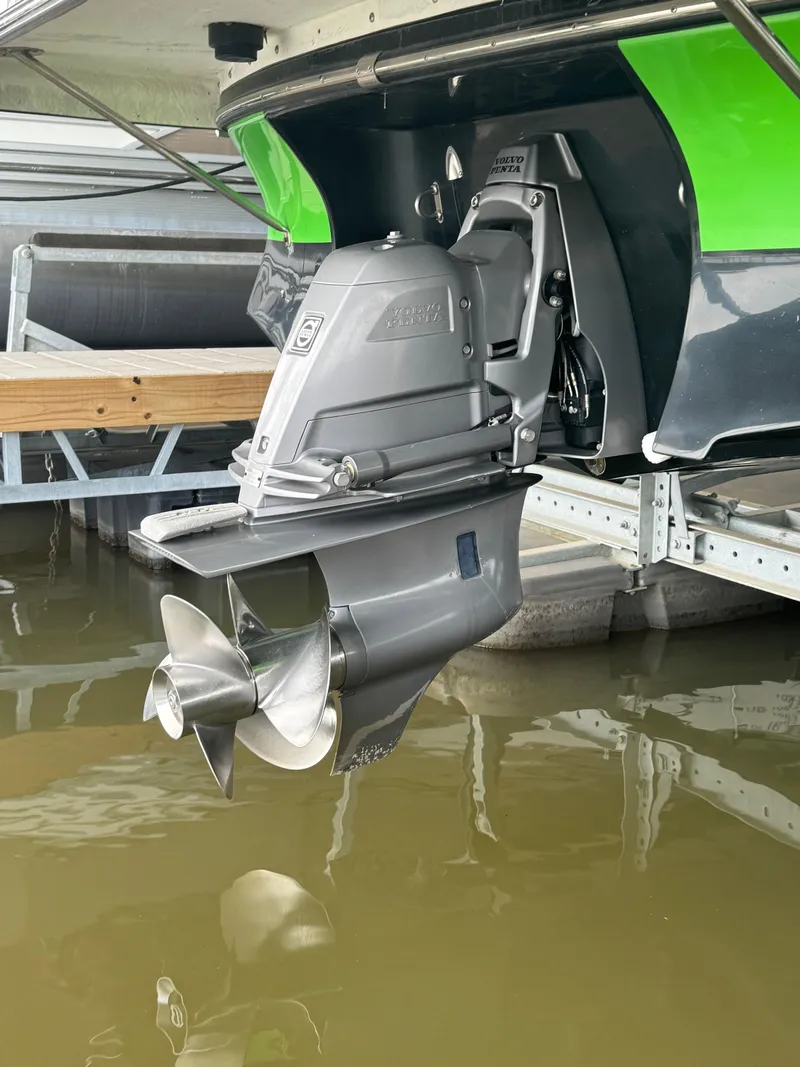 Slide: The Image of 2018 Starcraft Starstep 221 boat with Volvo Penta outdrive in water. - 13