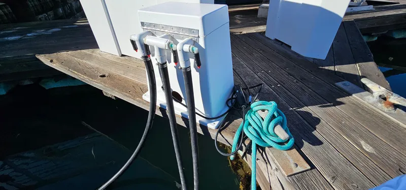 Slide: The Image of Dockside fueling station with hoses and ropes for Yamaha Boats 255 FSH Sport E, 2023 model. - 33
