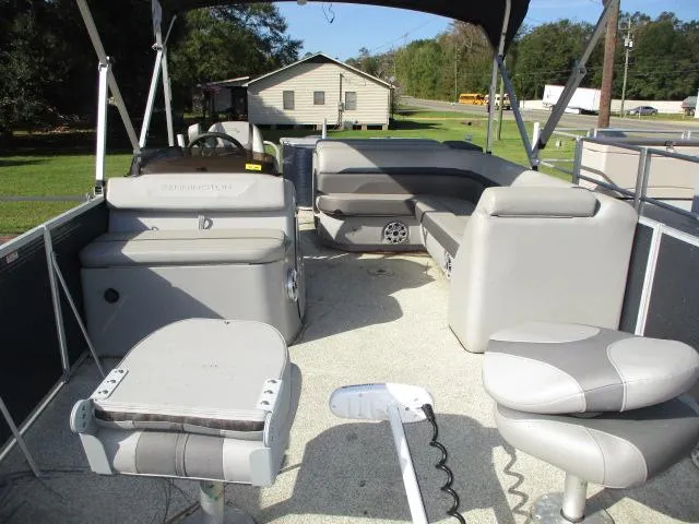 Slide: The Image of 2020 Bennington SFX22 pontoon boat interior with seating and steering console. - 4