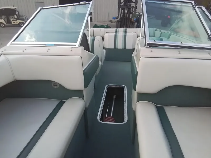 Slide: The Image of 1988 Sea Ray 20 Seville boat interior with white and green seating. - 11