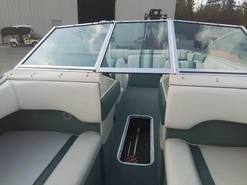 Slide: The Image of 1988 Sea Ray 20 Seville boat interior with white and green seating. - 12