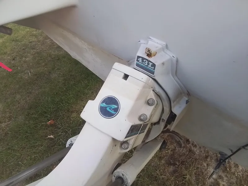 Slide: The Image of 1988 Sea Ray 20 Seville boat outdrive on grass. - 4