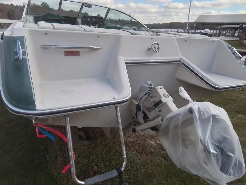 Slide: The Image of 1988 Sea Ray 20 Seville boat, rear view with motor, parked on grass. - 8
