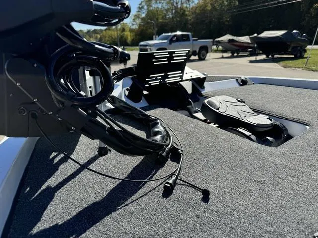 Slide: The Image of iKon VLX 20 boat deck with equipment, 2025 model, outdoor setting. - 15