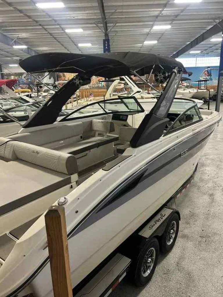 Slide: The Image of Sea Ray SDX 270 Surf 2025 - 5