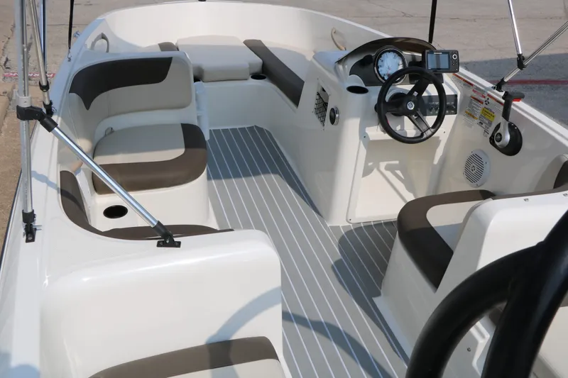 Slide: The Image of Bayliner Element E16 2019 - 10