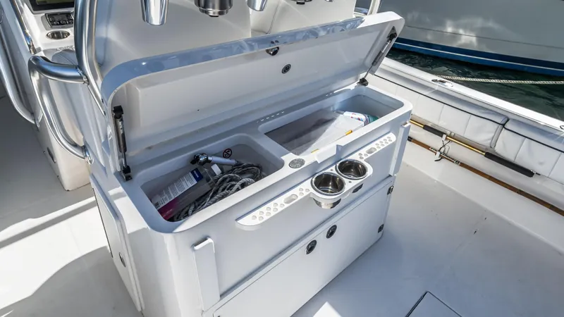 Slide: The Image of Regulator Marine 34 Center Console 2016 - 13