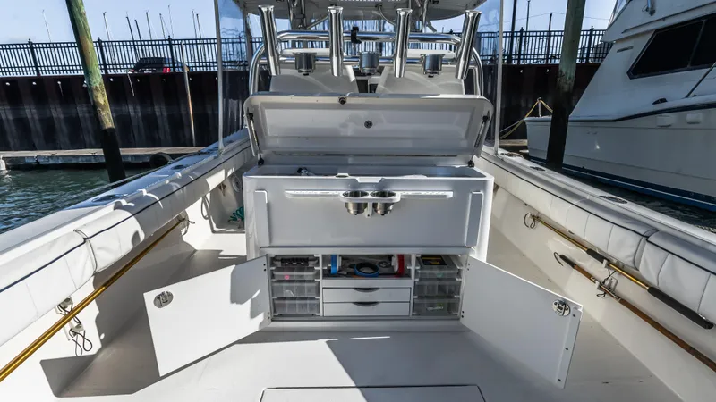 Slide: The Image of Regulator Marine 34 Center Console 2016 - 15