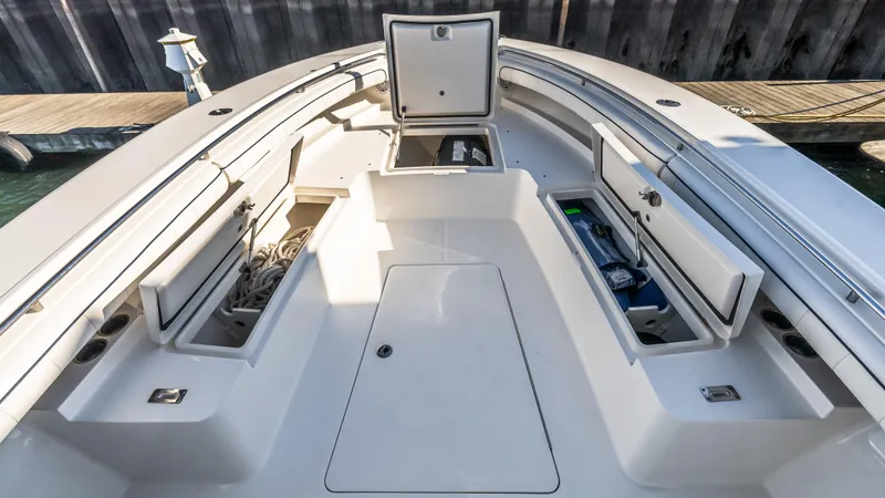 Slide: The Image of Regulator Marine 34 Center Console 2016 - 29