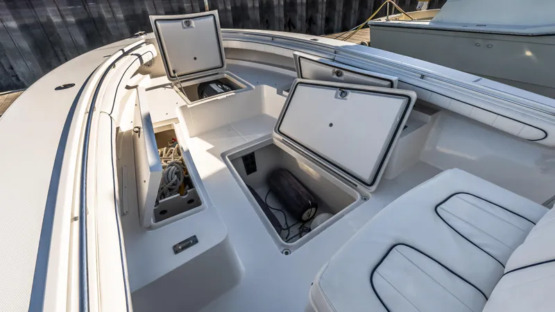 Slide: The Image of Regulator Marine 34 Center Console 2016 - 30