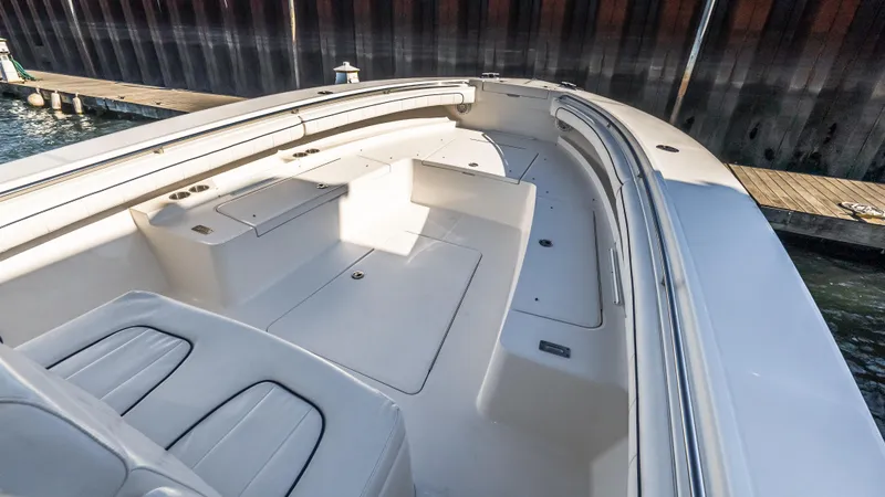 Slide: The Image of Regulator Marine 34 Center Console 2016 - 33