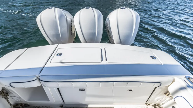 Slide: The Image of Regulator Marine 34 Center Console 2016 - 7