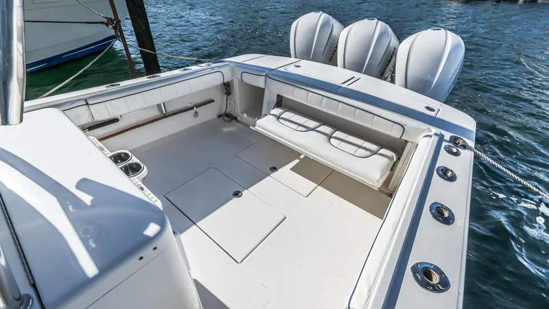 Slide: The Image of Regulator Marine 34 Center Console 2016 - 8