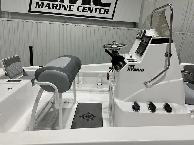Slide: The Image of NauticStar 191 Hybrid 2025 - 10