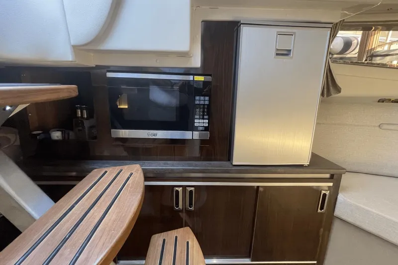 Slide: The Image of Sea Ray 320 Sundancer Outboard 2021 - 34